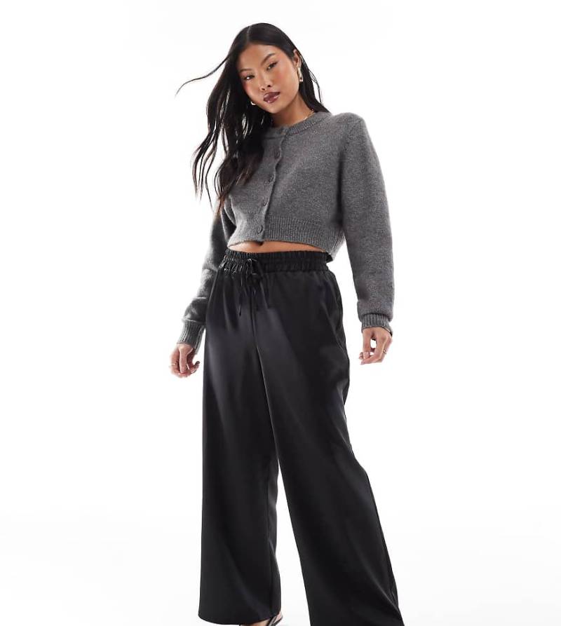 Miss Selfridge Petite - Satinhose in Schwarz mit weitem Bein von Miss Selfridge Petite