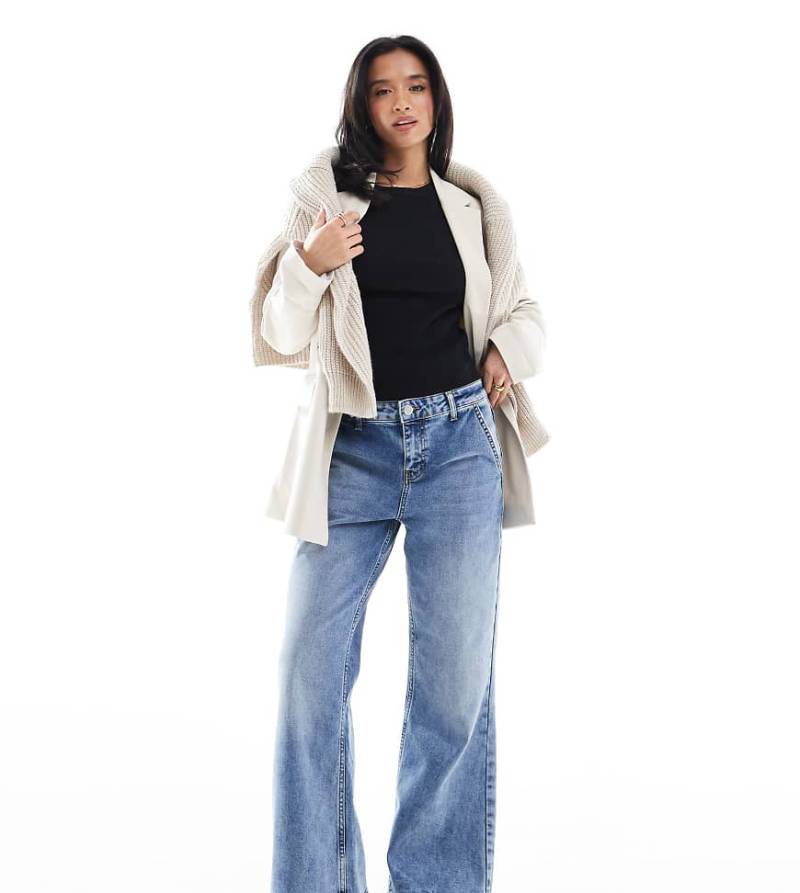 Miss Selfridge Petite - Schlaghose in mittelblauer Waschung mit weitem Bein von Miss Selfridge Petite