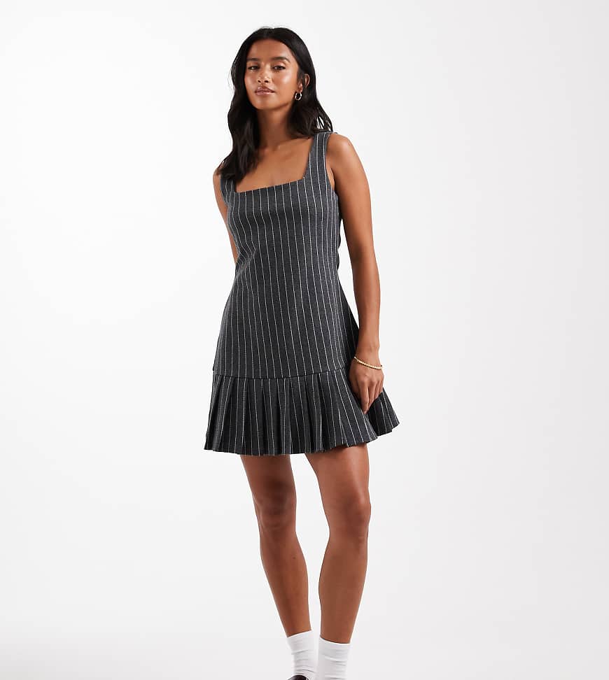 Miss Selfridge Petite - Schürzenkleid mit Nadelstreifen, tiefer Taille und Faltensaum-Grau von Miss Selfridge Petite