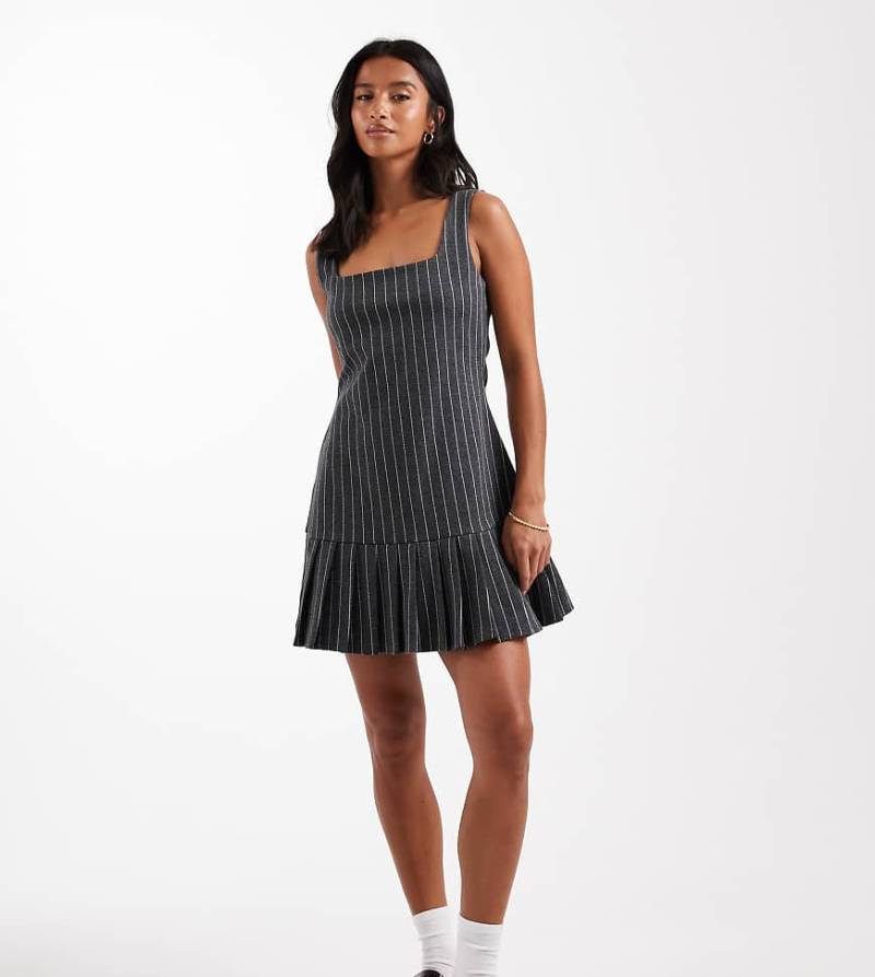 Miss Selfridge Petite - Schürzenkleid mit Nadelstreifen, tiefer Taille und Faltensaum-Grau von Miss Selfridge Petite