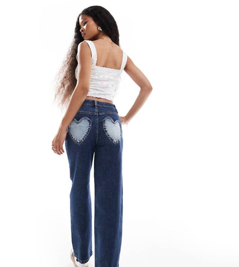 Miss Selfridge Petite - Straight Jeans in indigoblauer Waschung mit herzförmigen Taschen von Miss Selfridge Petite