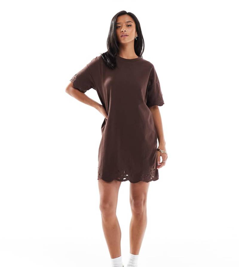 Miss Selfridge Petite - T-Shirt-Kleid in Schokobraun mit Lochstickerei-Saum-Brown von Miss Selfridge Petite