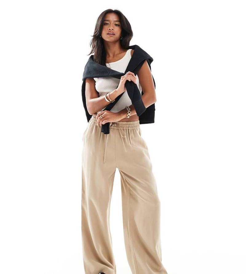 Miss Selfridge Petite - Weiche Pull-on-Hose in Steinbeige mit weitem Schnitt-Neutral von Miss Selfridge Petite