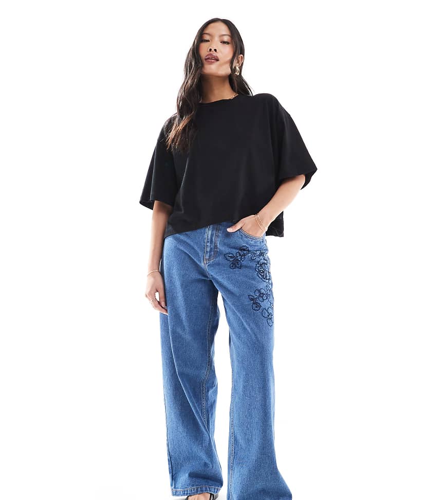 Miss Selfridge Petite - Weite Jeans in blauer Waschung mit Blumenstickerei von Miss Selfridge Petite