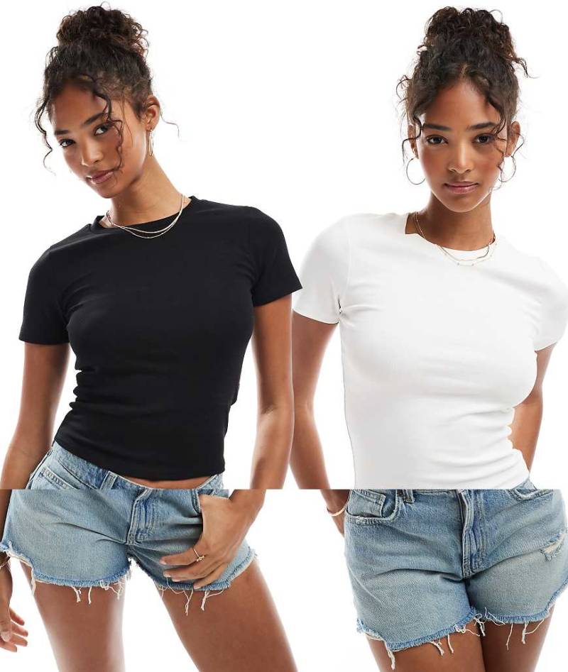 Miss Selfridge - 2er-Pack knapp geschnittene T-Shirts in Schwarz und Weiß von Miss Selfridge
