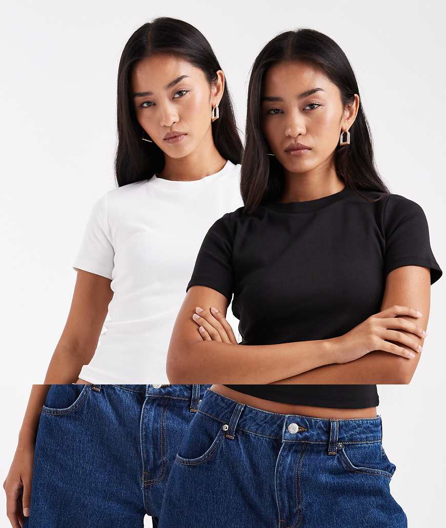 Miss Selfridge - 2er-Pack knapp geschnittene T-Shirts in Schwarz und Weiß von Miss Selfridge