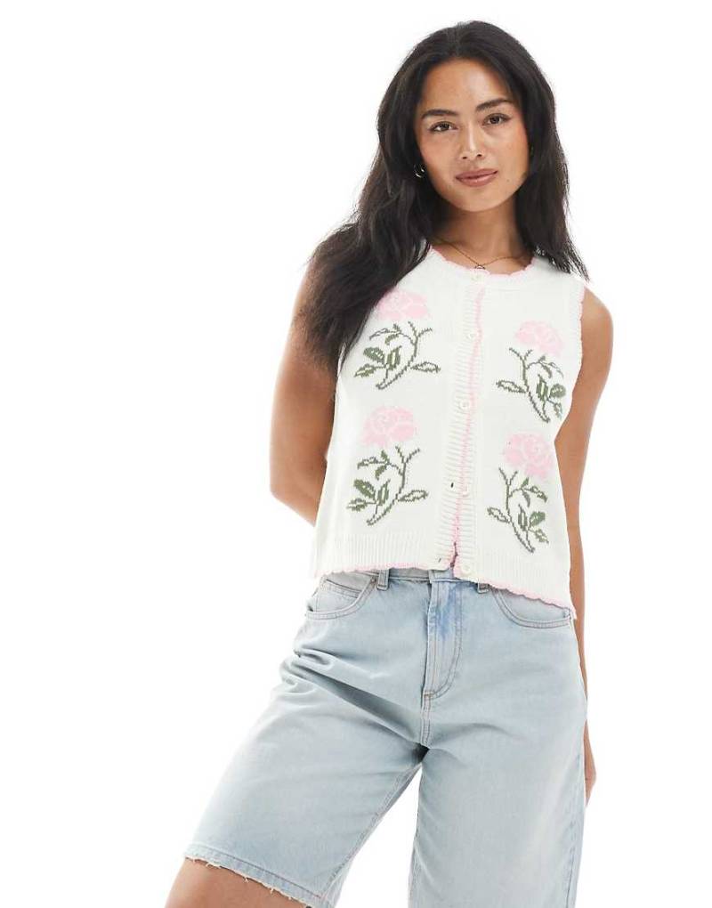 Miss Selfridge - Ärmellose Strickjacke in Cremeweiß mit Blumendetail-Gelb von Miss Selfridge