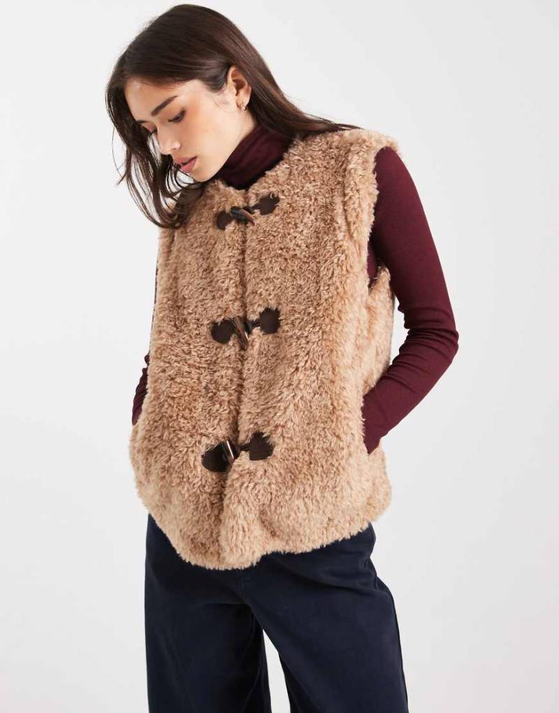Miss Selfridge - Ärmellose Teddyfell-Weste in Camel-Weiß von Miss Selfridge