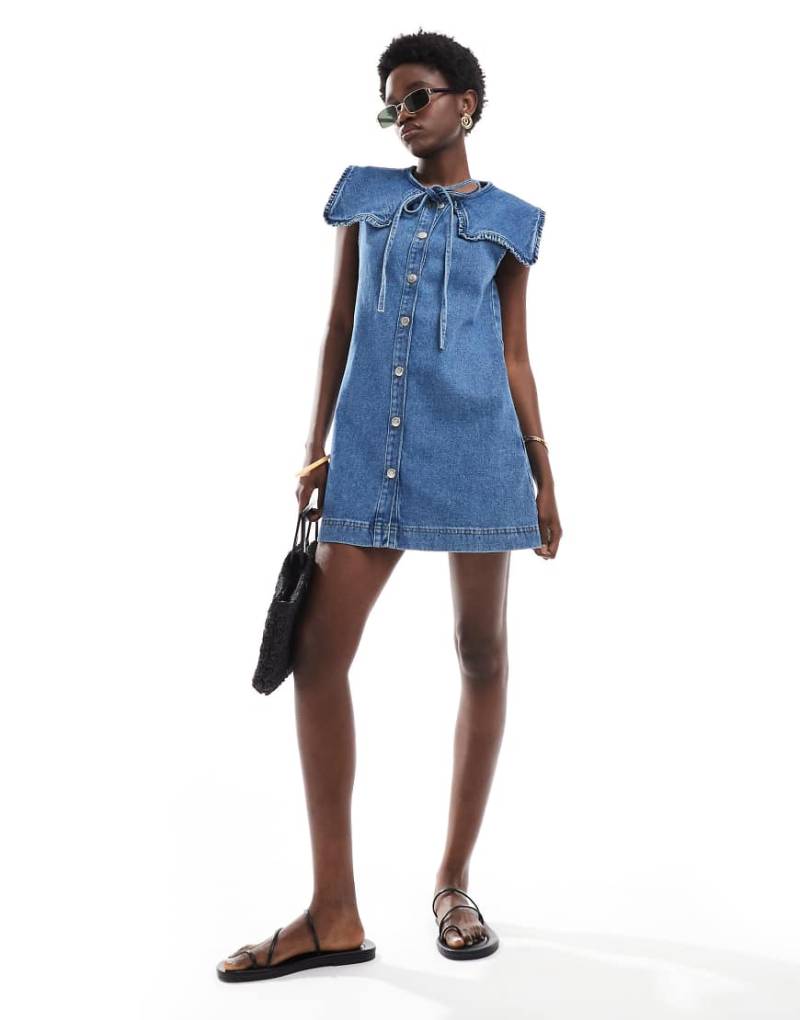 Miss Selfridge - Ärmelloses Jeanskleid in mittlerer Waschung mit Oversize-Bindekragen-Blau von Miss Selfridge