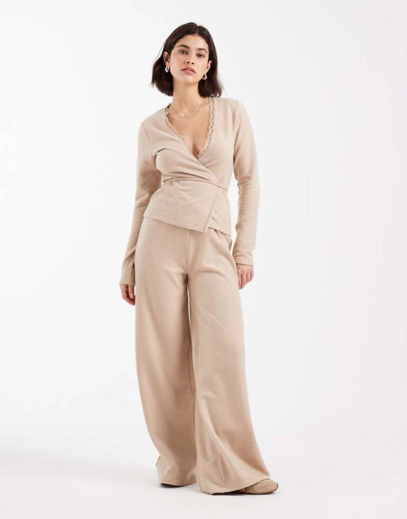 Miss Selfridge - Angeraute Hose in Pilzbraun mit weitem Bein und Waffelstruktur-Brown von Miss Selfridge