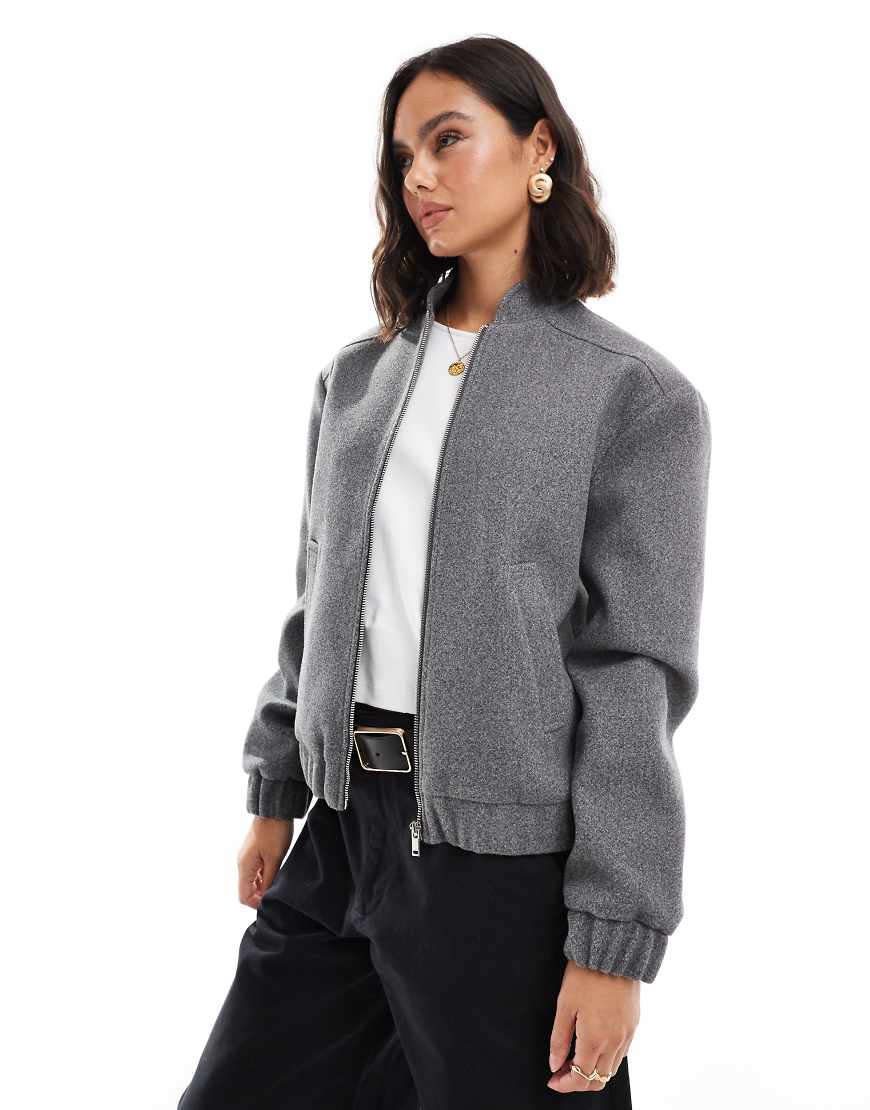 Miss Selfridge - Angeraute Oversize-Bomberjacke in Grau Miss Selfridge - Angeraute Oversize-Bomberjacke in Grau von Miss Selfridge
