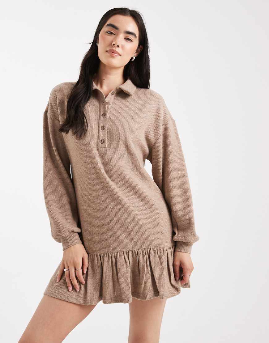 Miss Selfridge - Angerautes, geripptes Sweatshirt-Kleid in Kamelbraun mit Kragendetail-Neutral von Miss Selfridge