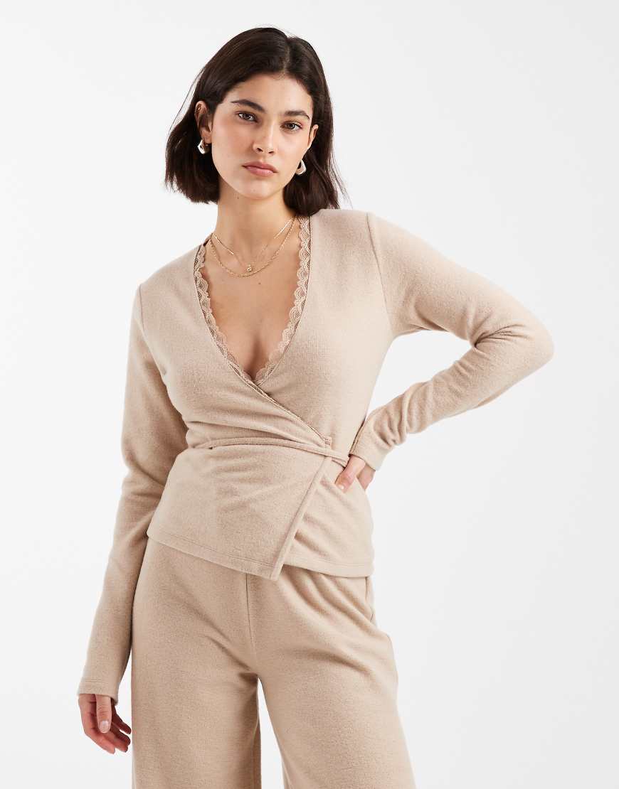 Miss Selfridge - Angerautes Wickeloberteil in Pilzbraun mit Waffelstruktur-Brown von Miss Selfridge