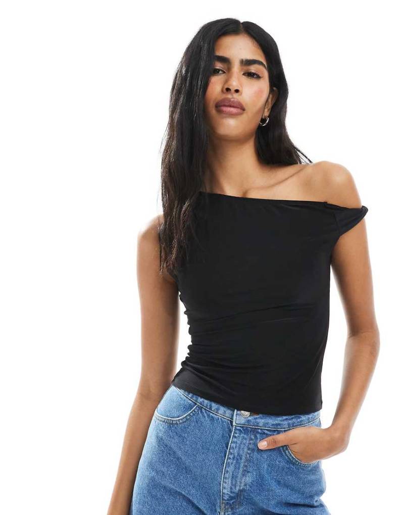 Miss Selfridge - Anschmiegsames Oberteil in Schwarz mit verdrehtem Träger von Miss Selfridge