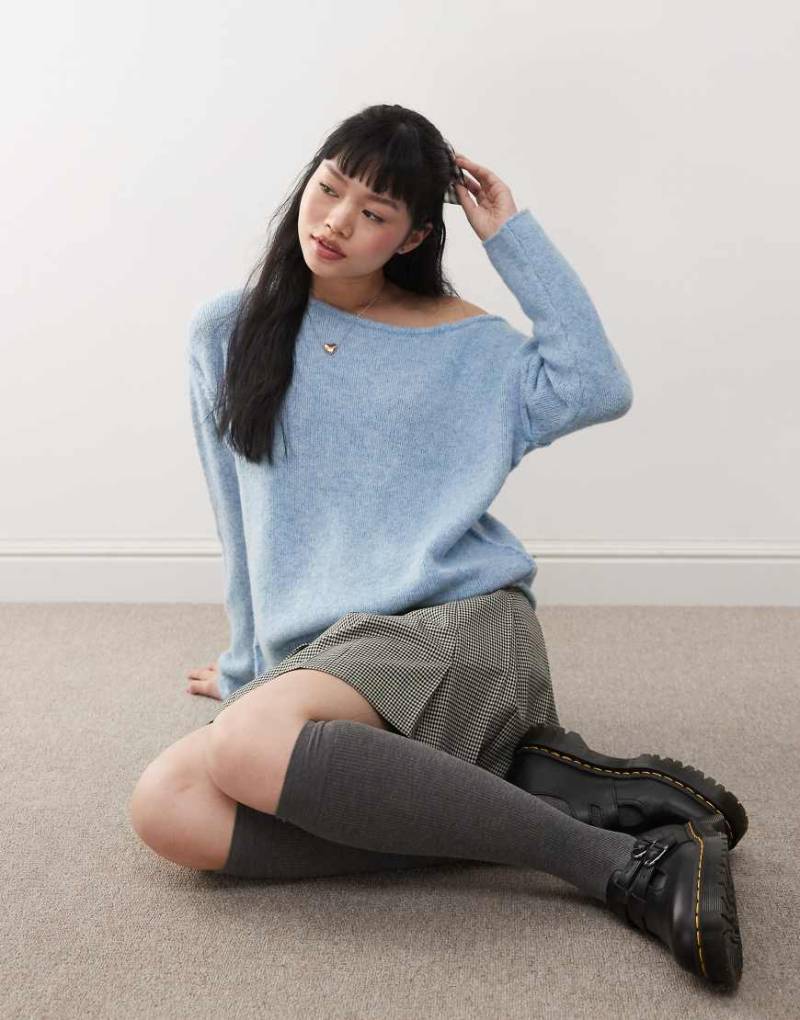 Miss Selfridge - Asymmetrischer, schulterfreier Strickpullover in Blassblau mit lockerem, bequemem Schnitt von Miss Selfridge