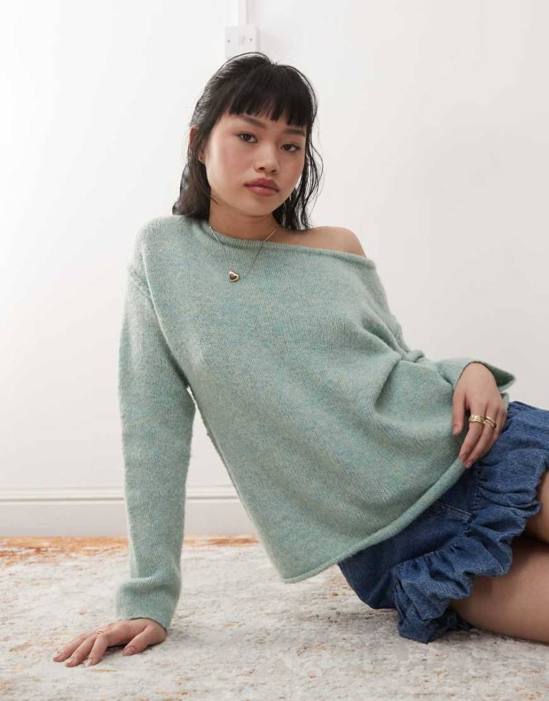 Miss Selfridge - Asymmetrischer, schulterfreier Strickpullover in Blassgrün mit lockerem, bequemem Schnitt von Miss Selfridge