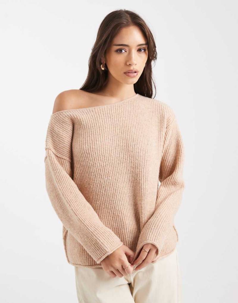 Miss Selfridge - Asymmetrischer, schulterfreier Strickpullover in Camel mit lässigem, bequemem Schnitt-Brown von Miss Selfridge