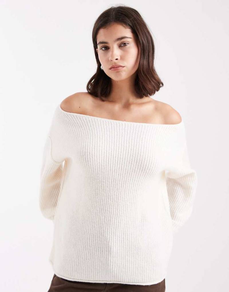 Miss Selfridge - Asymmetrischer, schulterfreier Strickpullover in Cremeweiß mit lockerem, bequemem Schnitt von Miss Selfridge