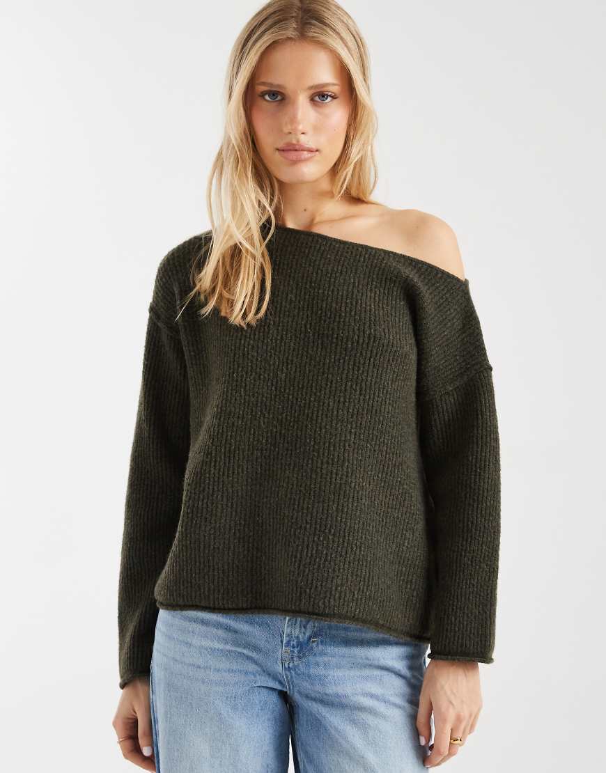 Miss Selfridge - Asymmetrischer, schulterfreier Strickpullover in Olivgrün mit lockerem, bequemem Schnitt von Miss Selfridge