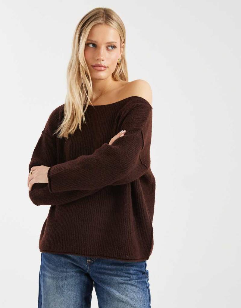 Miss Selfridge - Asymmetrischer, schulterfreier Strickpullover in Schokobraun mit lässigem, bequemem Schnitt-Brown von Miss Selfridge