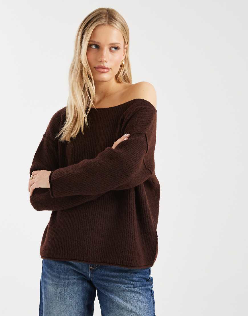 Miss Selfridge - Asymmetrischer, schulterfreier Strickpullover in Schokobraun mit lässigem, bequemem Schnitt-Brown von Miss Selfridge