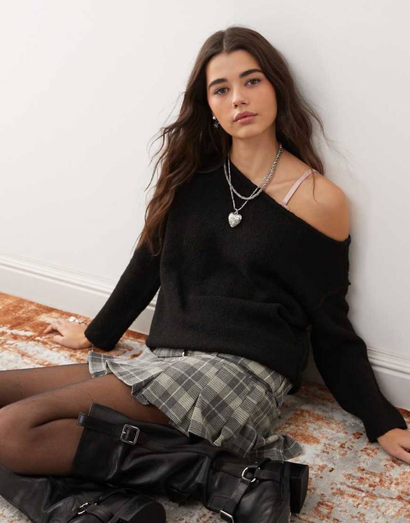 Miss Selfridge - Asymmetrischer, schulterfreier Strickpullover in Schwarz mit lockerem, bequemem Schnitt von Miss Selfridge