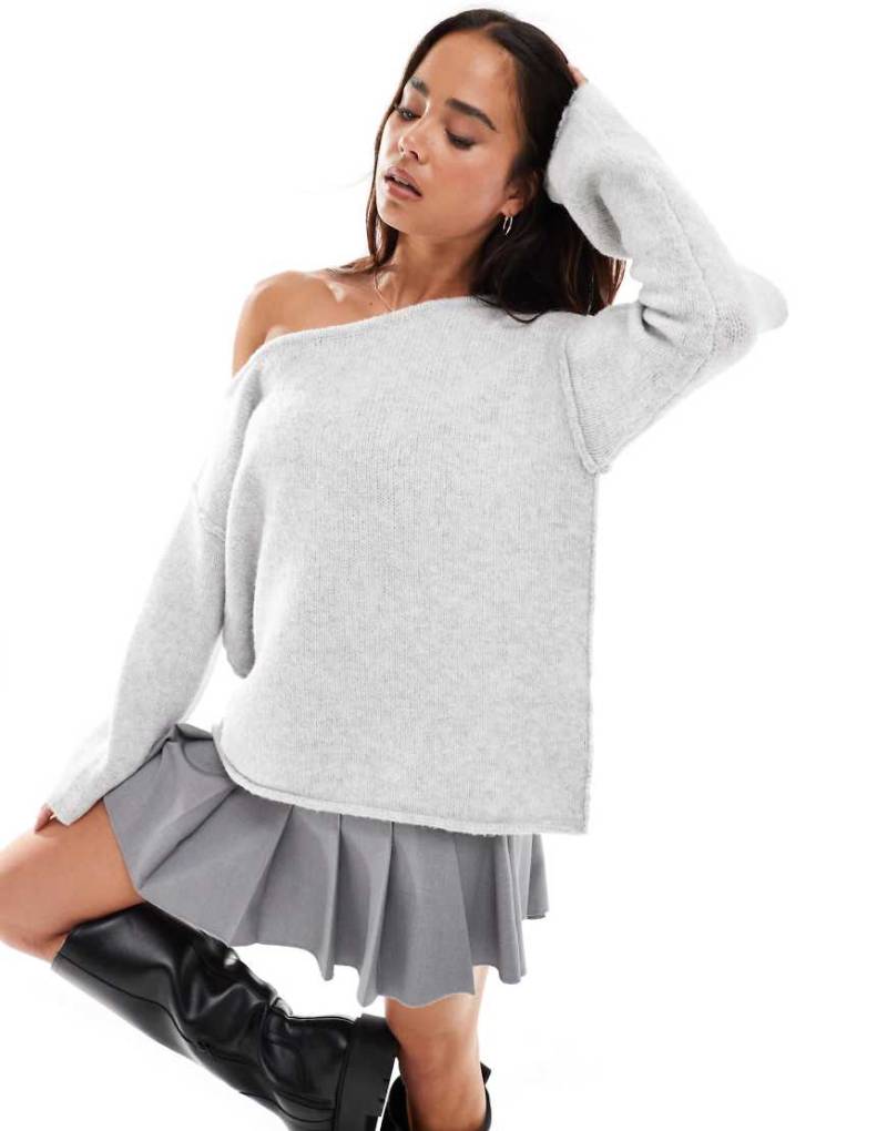 Miss Selfridge - Asymmetrischer, schulterfreier Strickpullover in meliertem Grau mit lässigem, bequemem Schnitt von Miss Selfridge