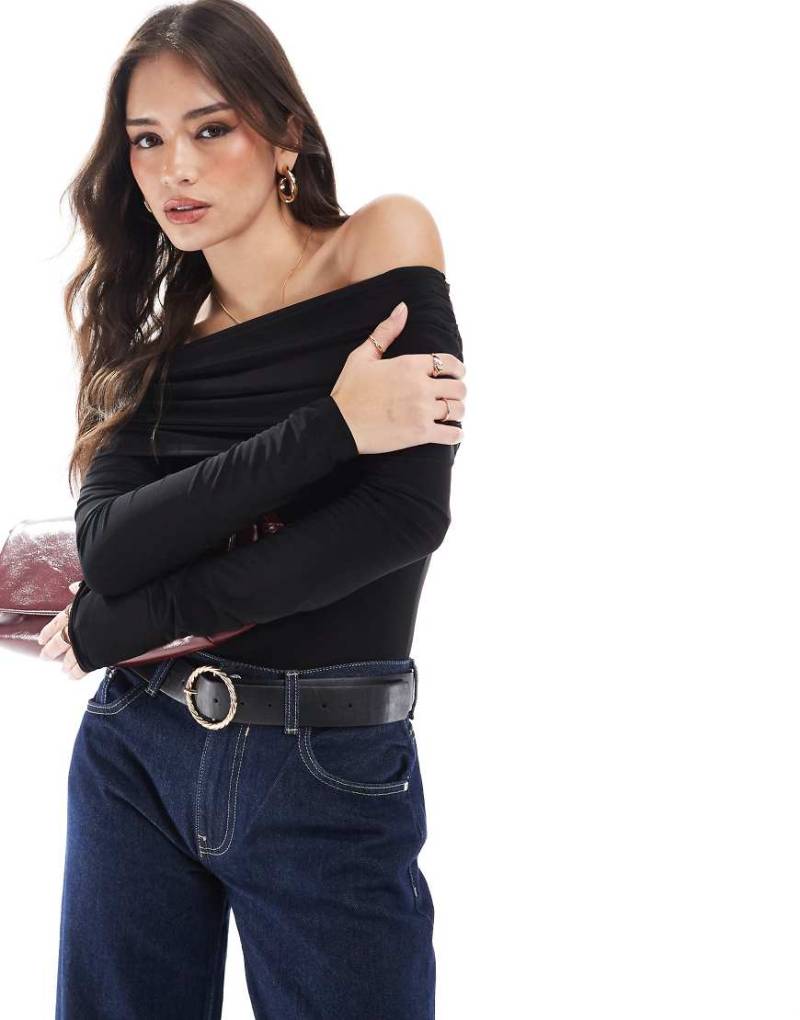 Miss Selfridge - Asymmetrischer Body in Schwarz mit weicher Haptik, Raffung und Carmen-Ausschnitt Miss Selfridge - Asymmetrischer Body in Schwarz mit weicher Haptik, Raffung und Carmen-Ausschnitt von Miss Selfridge