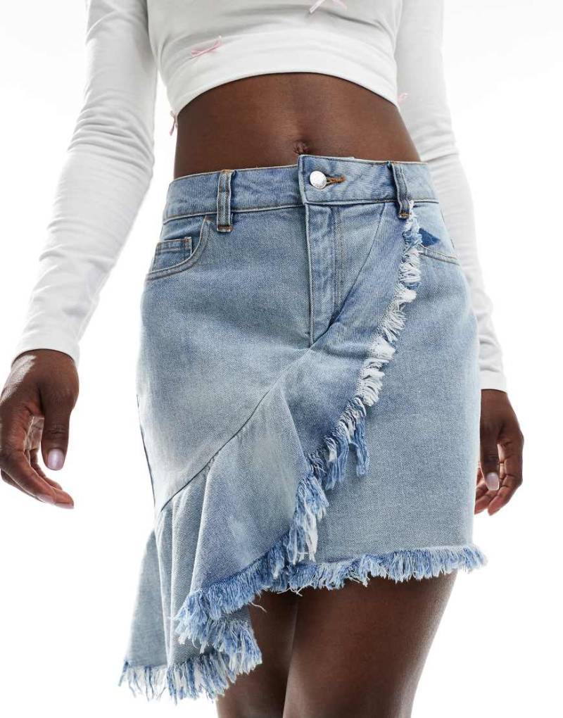 Miss Selfridge - Asymmetrischer Jeans-Minirock in mittelblauer Waschung mit Rüschen von Miss Selfridge