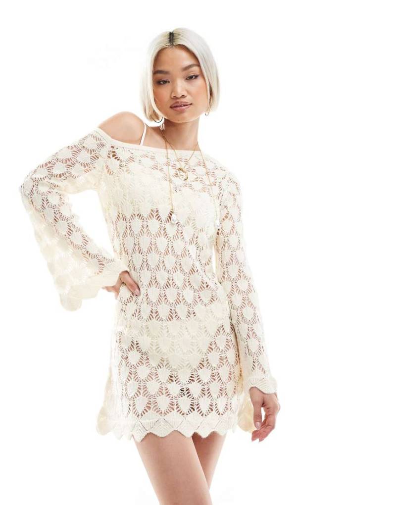 Miss Selfridge - Asymmetrisches Minikleid aus Pointelle-Strick in Creme mit Glockenärmeln-Weiß von Miss Selfridge