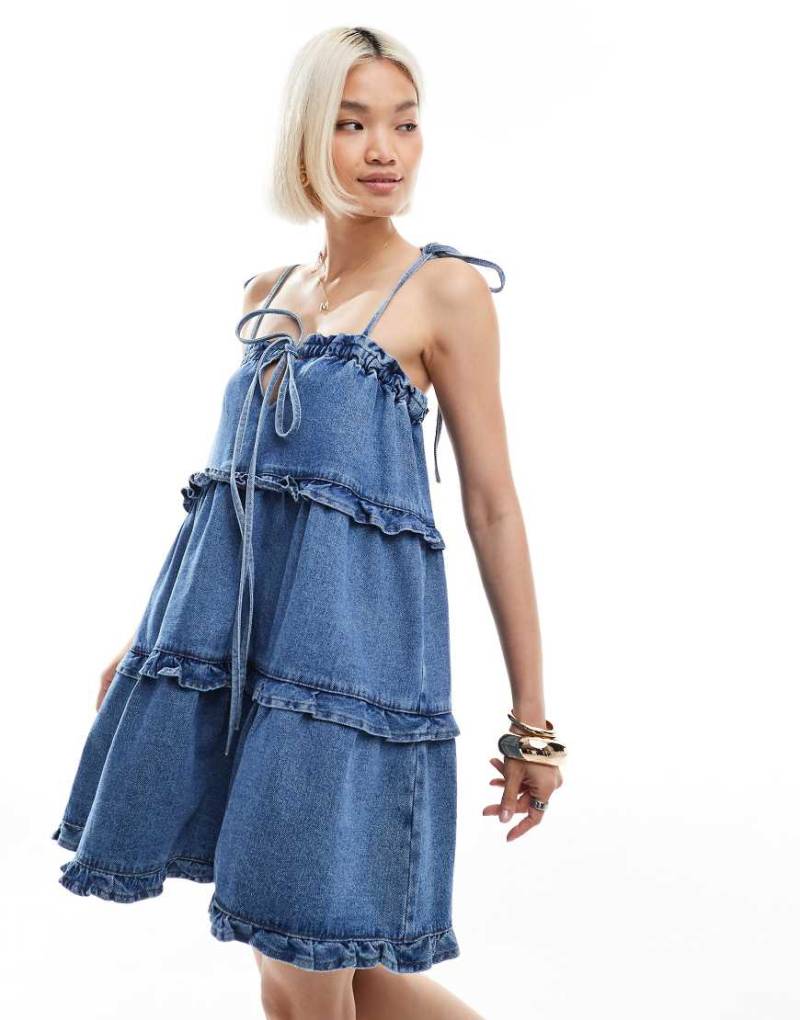 Miss Selfridge - Ausgestelltes Jeanskleid in mittlerer Waschung mit Rüschen-Blau von Miss Selfridge