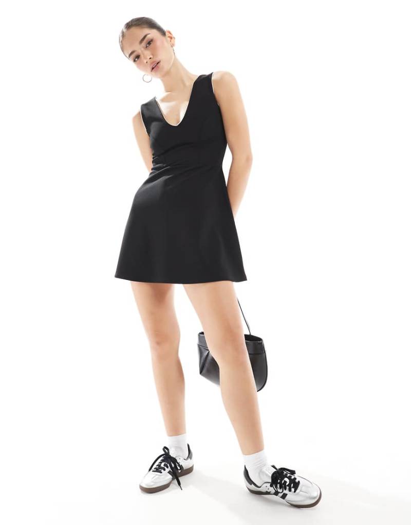 Miss Selfridge - Ausgestelltes Minikleid in Schwarz mit Spitzenborte und V-Ausschnitt Miss Selfridge - Ausgestelltes Minikleid in Schwarz mit Spitzenborte und V-Ausschnitt von Miss Selfridge
