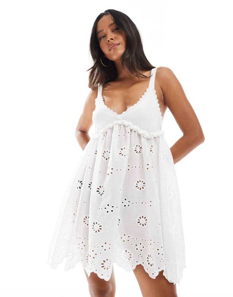 Miss Selfridge - Mini-Strandkleid in Cremeweiß mit Lochstickerei und kontrastierendem Strick von Miss Selfridge