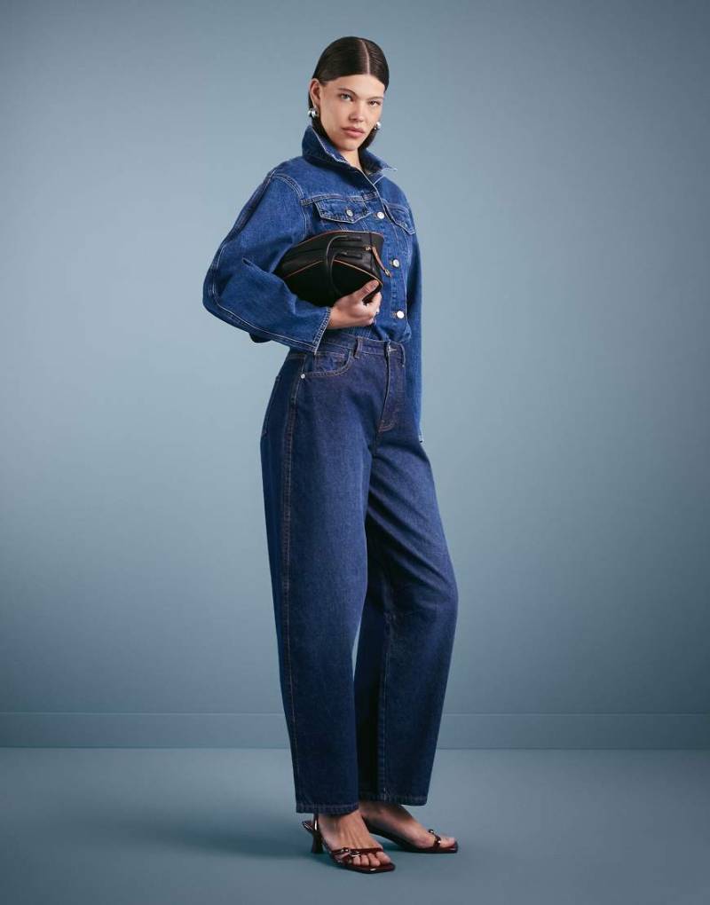 Miss Selfridge - Barrel Leg Jeans in Indigo-Waschung-Blau Miss Selfridge - Barrel Leg Jeans in Indigo-Waschung-Blau von Miss Selfridge