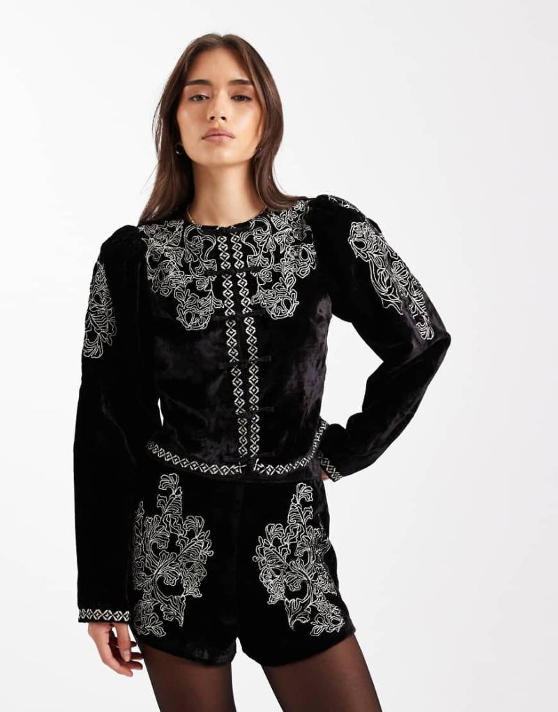 Miss Selfridge - Bestickte Jacke aus Samt in Schwarz mit Puffärmeln von Miss Selfridge