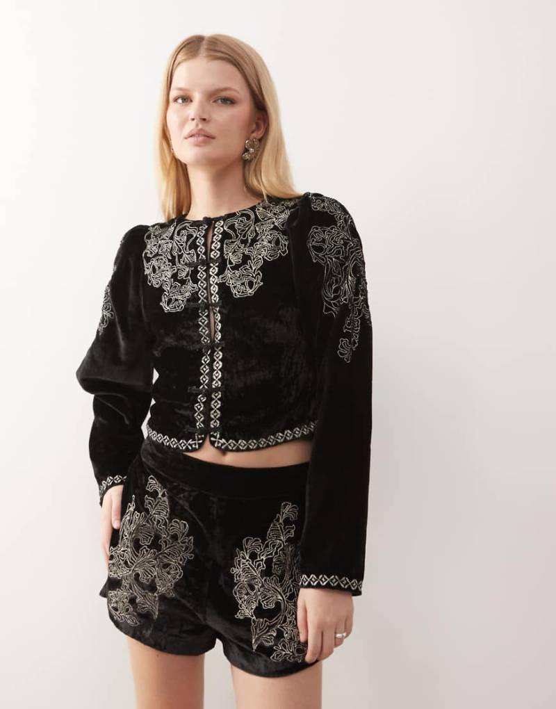 Miss Selfridge - Bestickte Jacke aus Samt in Schwarz mit Puffärmeln von Miss Selfridge