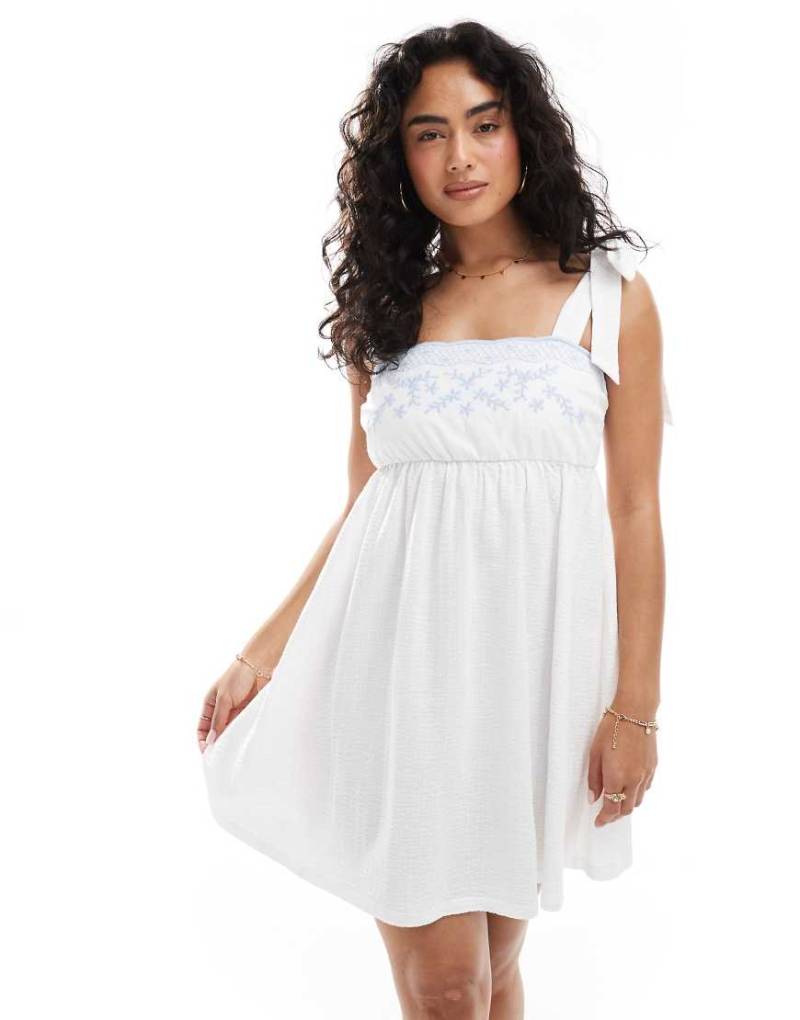 Miss Selfridge - Besticktes Babydoll-Minikleid in Creme-Weiß von Miss Selfridge