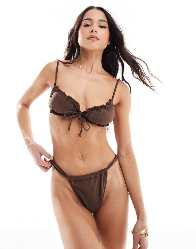Miss Selfridge - Bikinihose in Schokobraun mit seitlichem, elastischem Band von Miss Selfridge