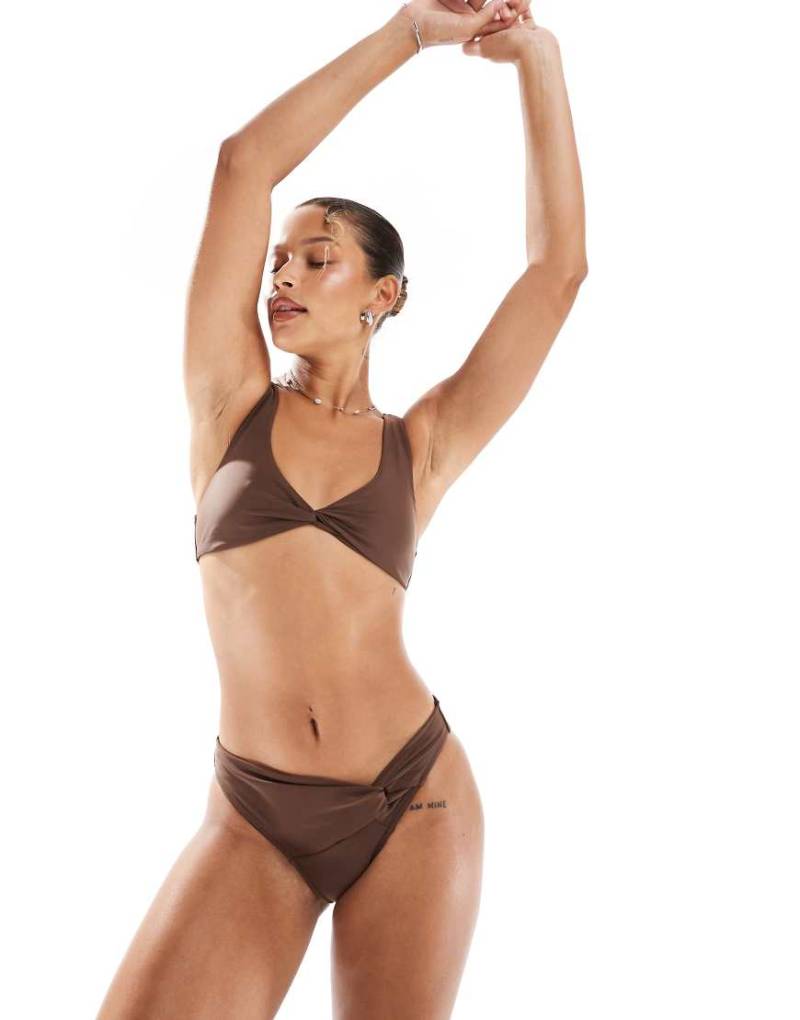 Miss Selfridge - Bikinihose in Schokobraun mit verdrehtem Detail von Miss Selfridge