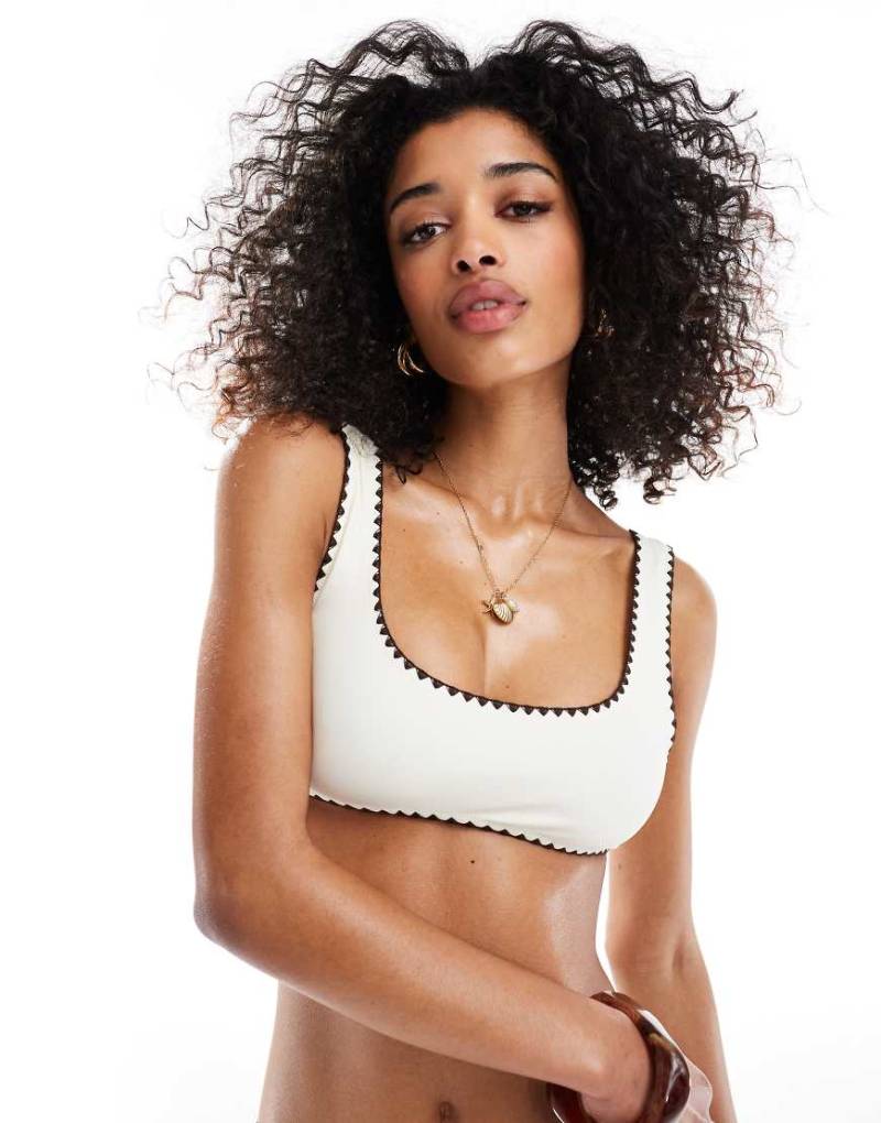 Miss Selfridge - Bikinioberteil in Creme mit Languettenstich-Detail in Schokobraun-Weiß von Miss Selfridge