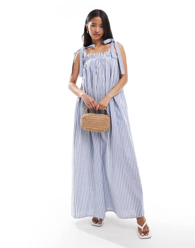 Miss Selfridge - Blau gestreiftes Maxi-Hängerkleid aus Popeline mit Riemchenträgern Miss Selfridge - Blau gestreiftes Maxi-Hängerkleid aus Popeline mit Riemchenträgern von Miss Selfridge