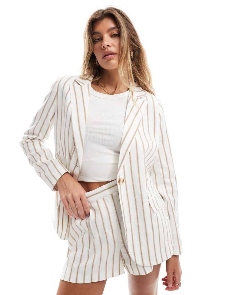 Miss Selfridge - Blazer aus Leinen in neutralem Farbton mit Nadelstreifen, Kombiteil von Miss Selfridge