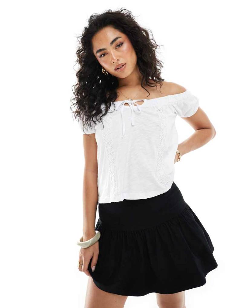 Miss Selfridge - Boho-Bluse aus Jersey in Weiß mit Spitzenbesatz von Miss Selfridge