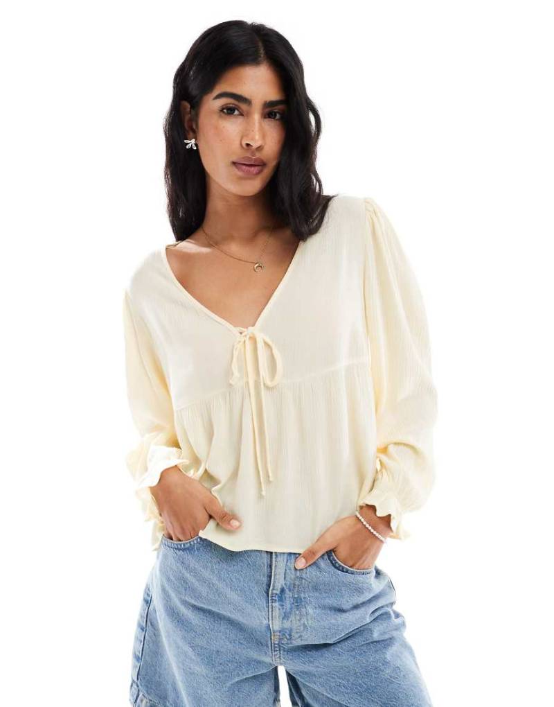 Miss Selfridge - Bluse in Buttermilchgelb mit Schößchen und Bindedetail auf der Vorderseite von Miss Selfridge