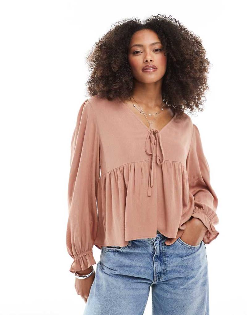 Miss Selfridge - Bluse in Mokka mit Schößchen und Bindedetail auf der Vorderseite-Braun von Miss Selfridge