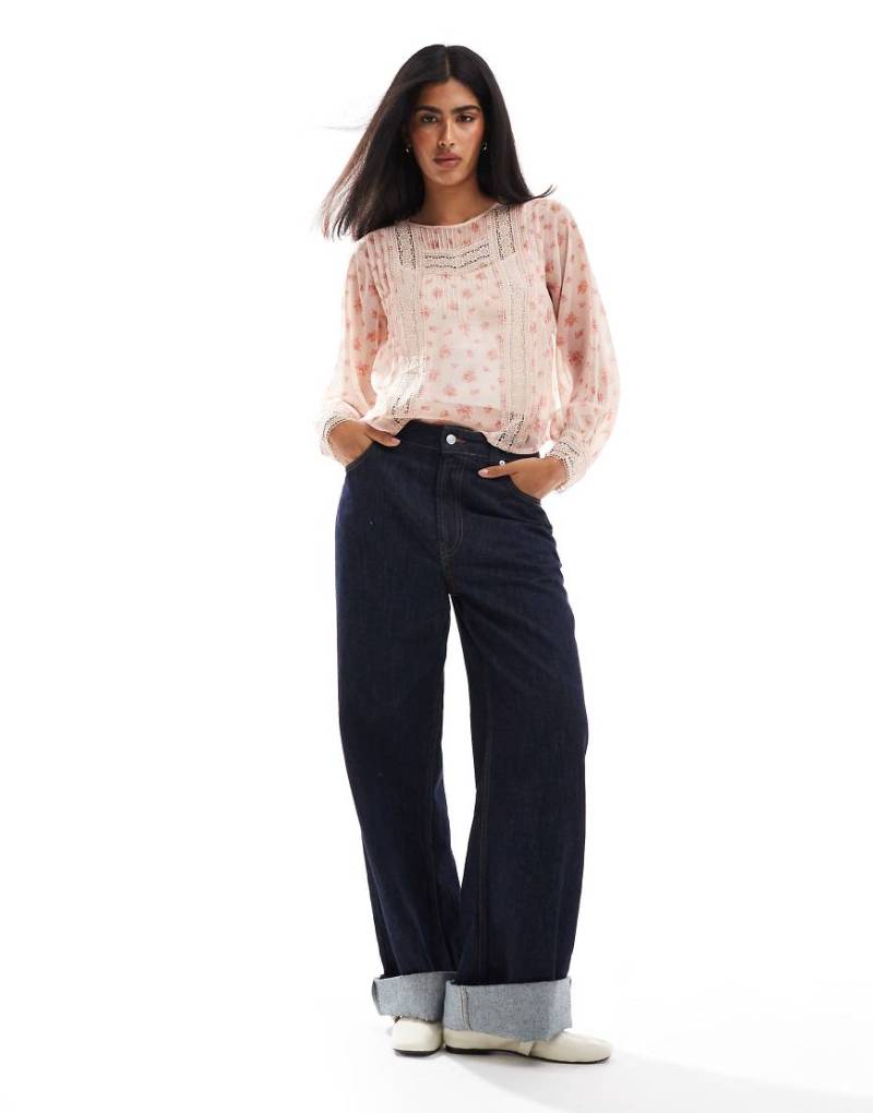 Miss Selfridge - Bluse mit Blümchenmuster und Zierbesatz oben-Rosa von Miss Selfridge