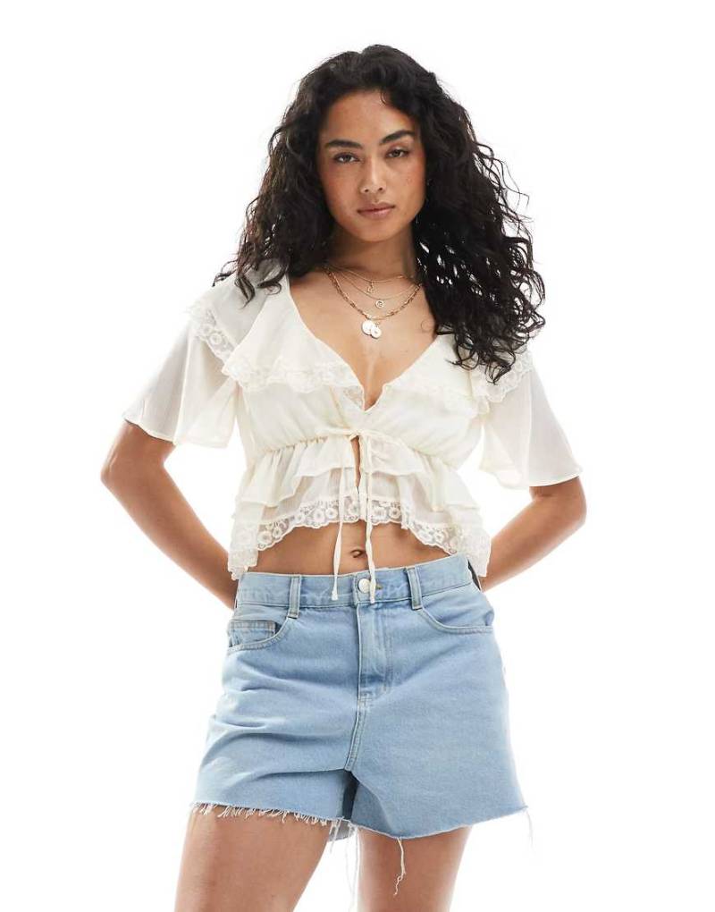 Miss Selfridge - Bluse mit gerüschter, geschnürter Vorderseite in Ecru-Weiß von Miss Selfridge