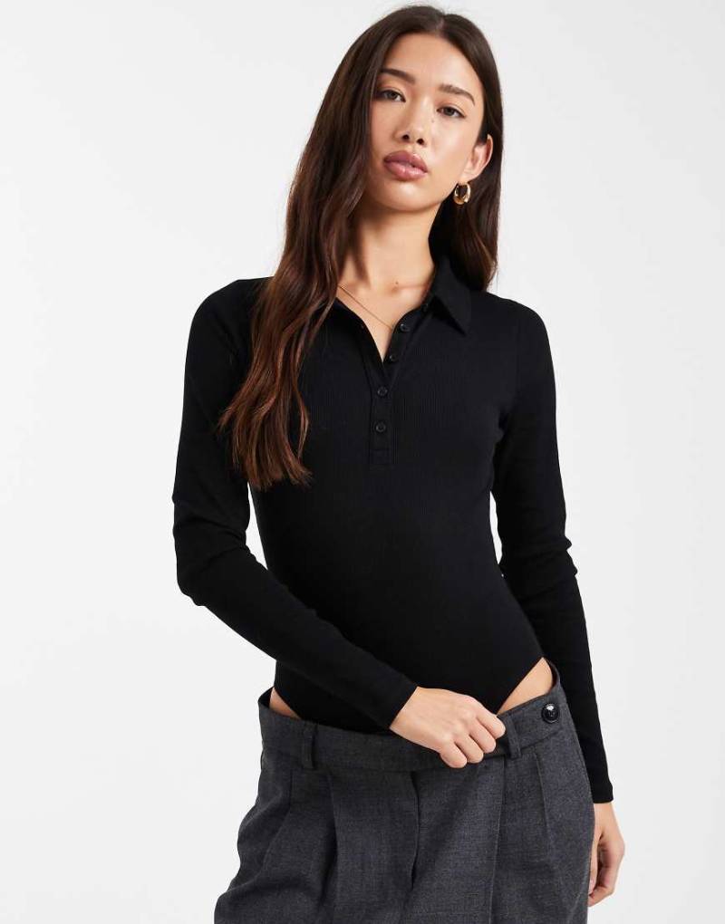 Miss Selfridge - Body in Schwarz mit Knopfdetail und Polokragen von Miss Selfridge