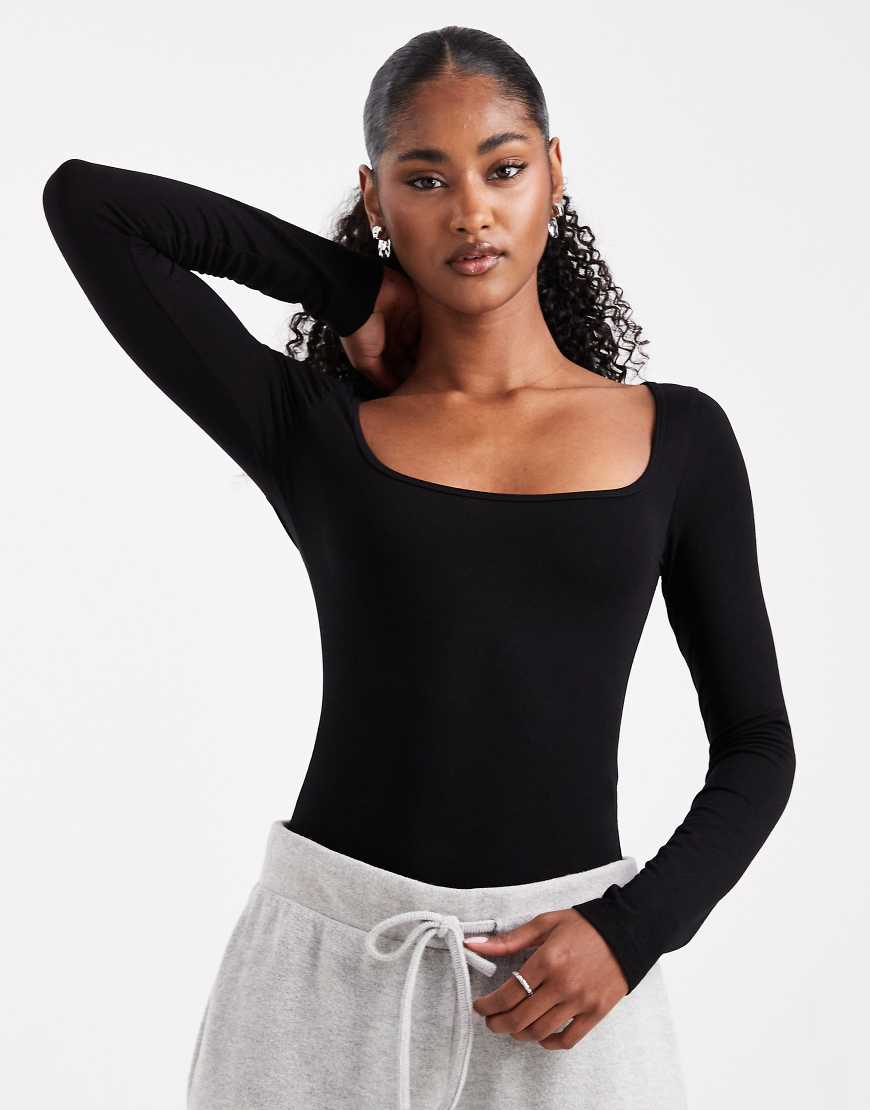 Miss Selfridge - Body in Schwarz mit weitem U-Ausschnitt von Miss Selfridge