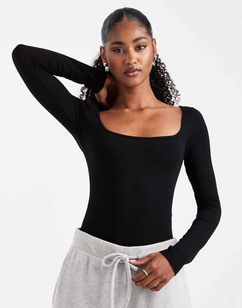 Miss Selfridge - Body in Schwarz mit weitem U-Ausschnitt von Miss Selfridge